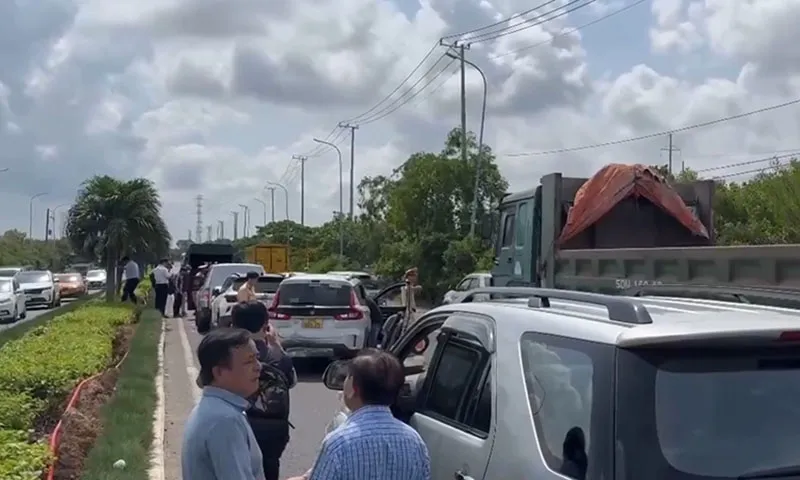 Bất ngờ ô tô thắng gấp trên quốc lộ gây va chạm liên hoàn 6 ô tô