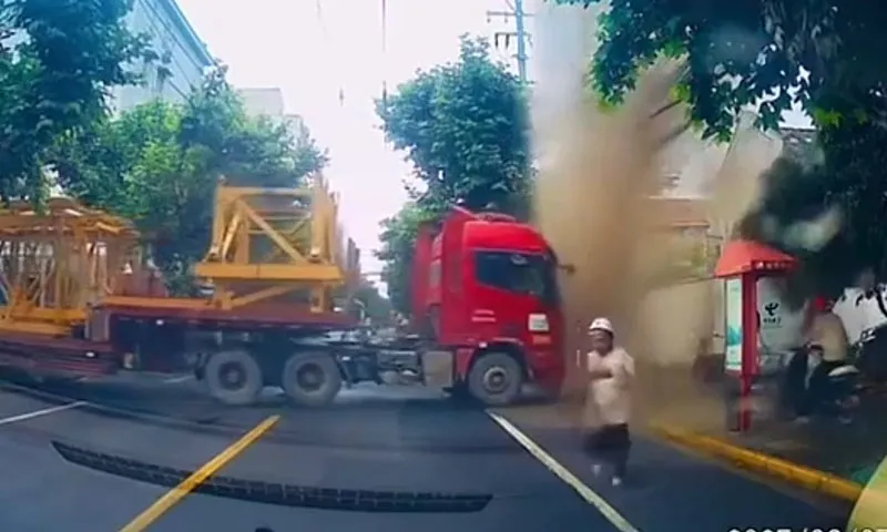 Xe đầu kéo đụng trụ nước cứu hỏa, nước phun cao hàng chục mét