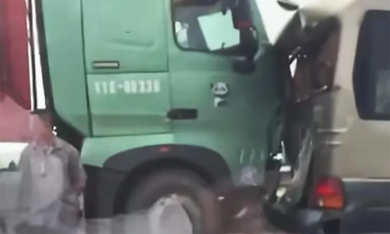 Va chạm liên hoàn giữa 5 ô tô trên cao tốc Cao Bồ – Mai Sơn