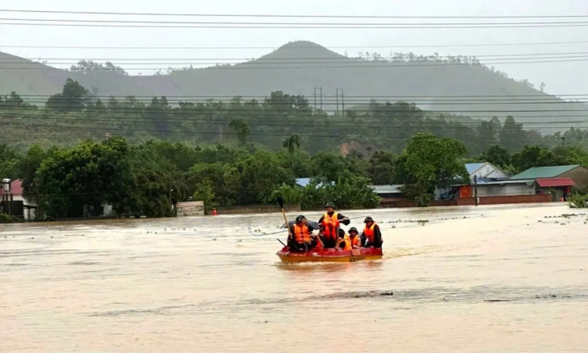 Thái Nguyên ngập hơn một mét do mưa lớn