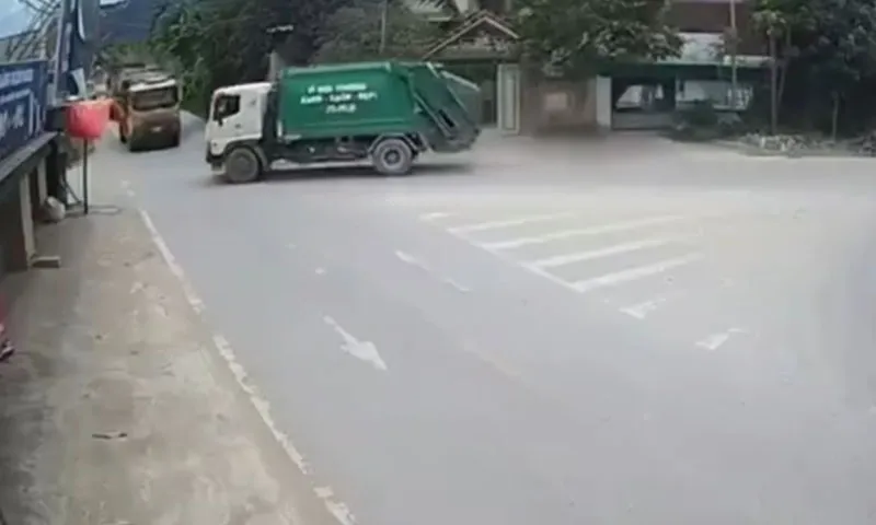 Không chú ý xe ben đâm vào xe chở rác tại giao lộ ở Nghệ An