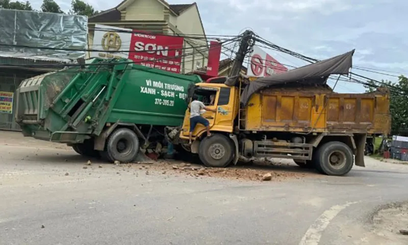 Xe ben đâm vào hông xe rác