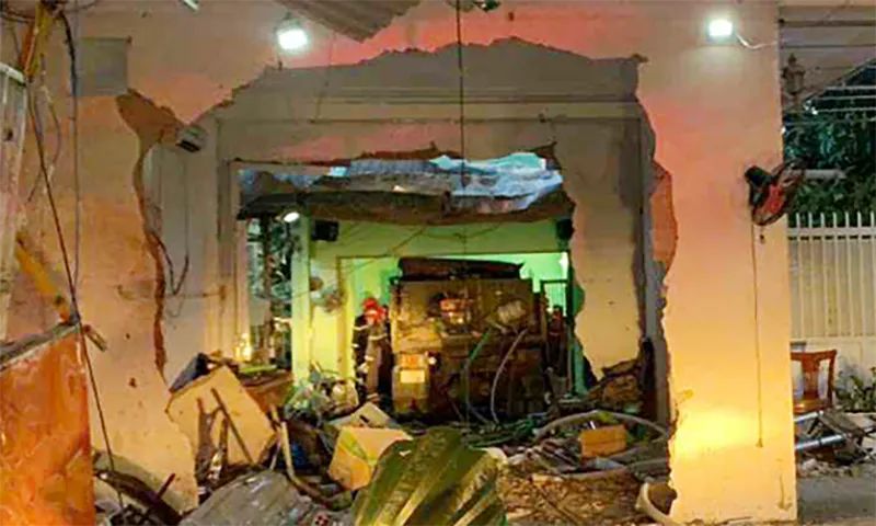 Xe ben lao vào quán cà phê tông chết người trong quán