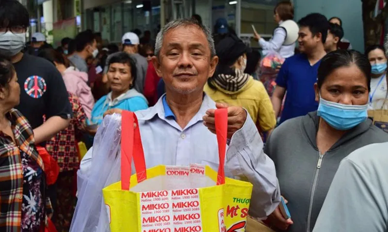 Bệnh viện Thủ Đức trao hơn 4.000 phần quà cho người bệnh khó khăn ở phiên chợ 0 đồng