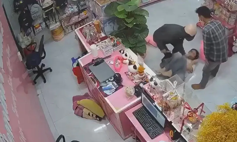 Đã bắt giữ 2 thanh niên cướp tiền cửa hàng đồ lưu niệm ở Bình Phước