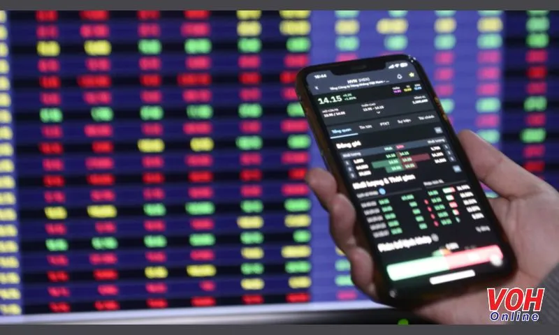 VN-Index giữ vững mốc 1.350 điểm, tín hiệu tích cực cho đà tăng ngắn hạn