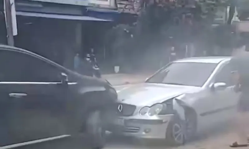 CSGT làm việc với tài xế sốc thuốc gây tai nạn liên hoàn trên đường phố Thái Nguyên