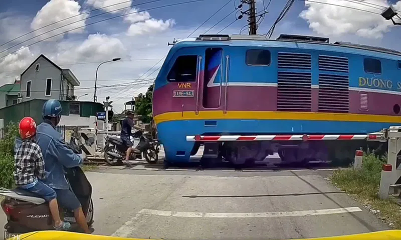 Người đàn ông bị xe lửa cán tử vong khi cố vượt qua đường ray