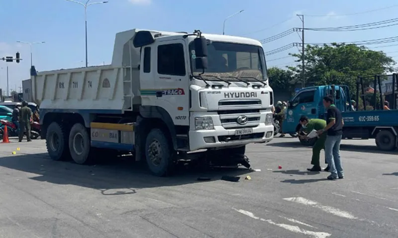 Xe ben cán trúng một phụ nữ tử vong