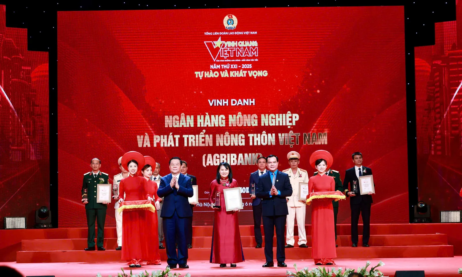 Agribank được vinh danh tại Chương trình “Vinh Quang Việt Nam” 2025