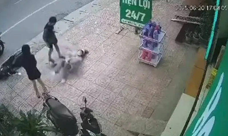 Bắc Giang: Công an điều tra vụ nam thanh niên hành hung hai cô gái giữa đường