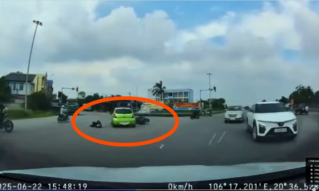 Video clip: Lao thẳng vào ôtô rẽ trái, tài xế xe máy bay vòng qua mui xe