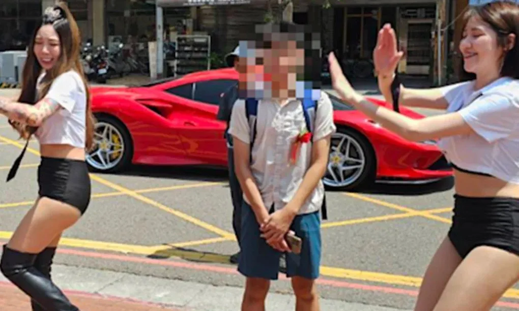 Con trai đỏ mặt vì mẹ thuê vũ công múa cột mừng tốt nghiệp