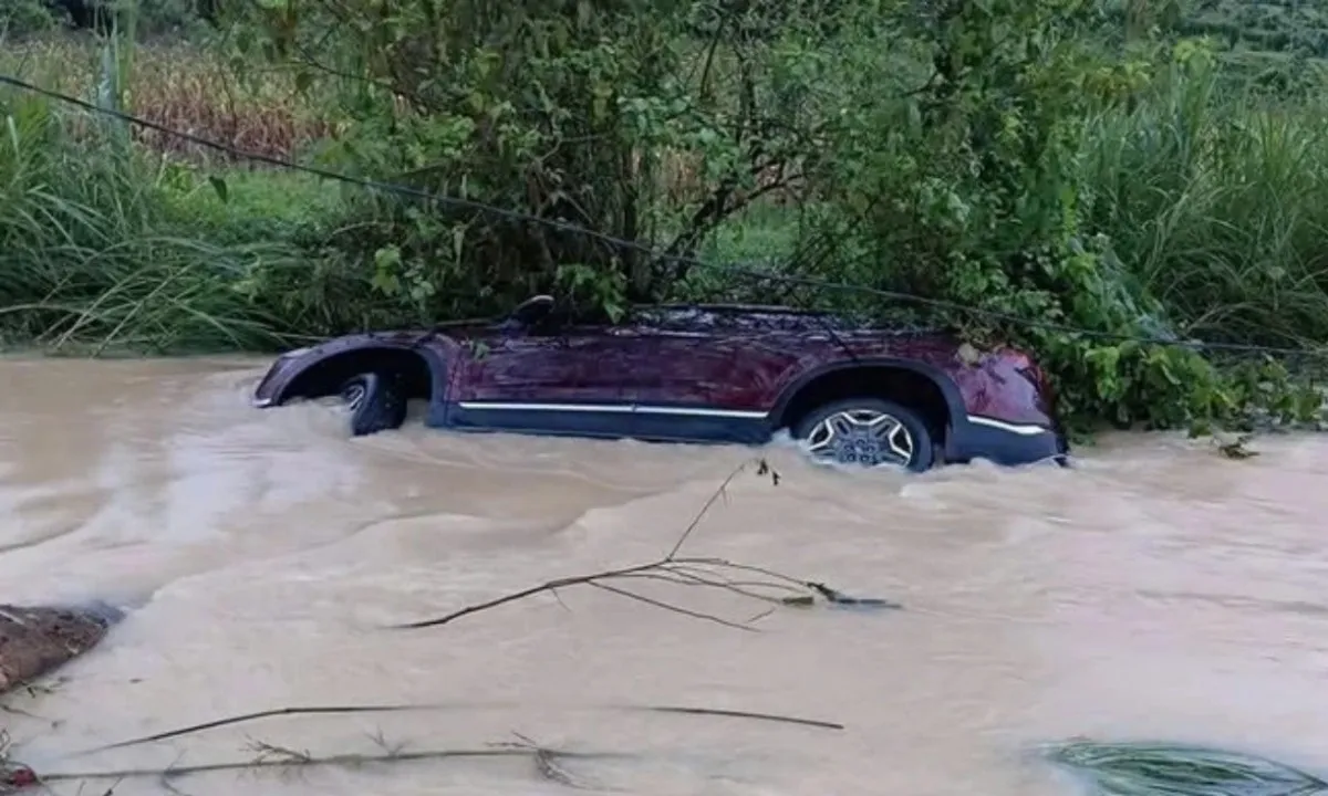 Tuyên Quang: Mưa lũ nửa đêm cuốn trôi người đi xe máy
