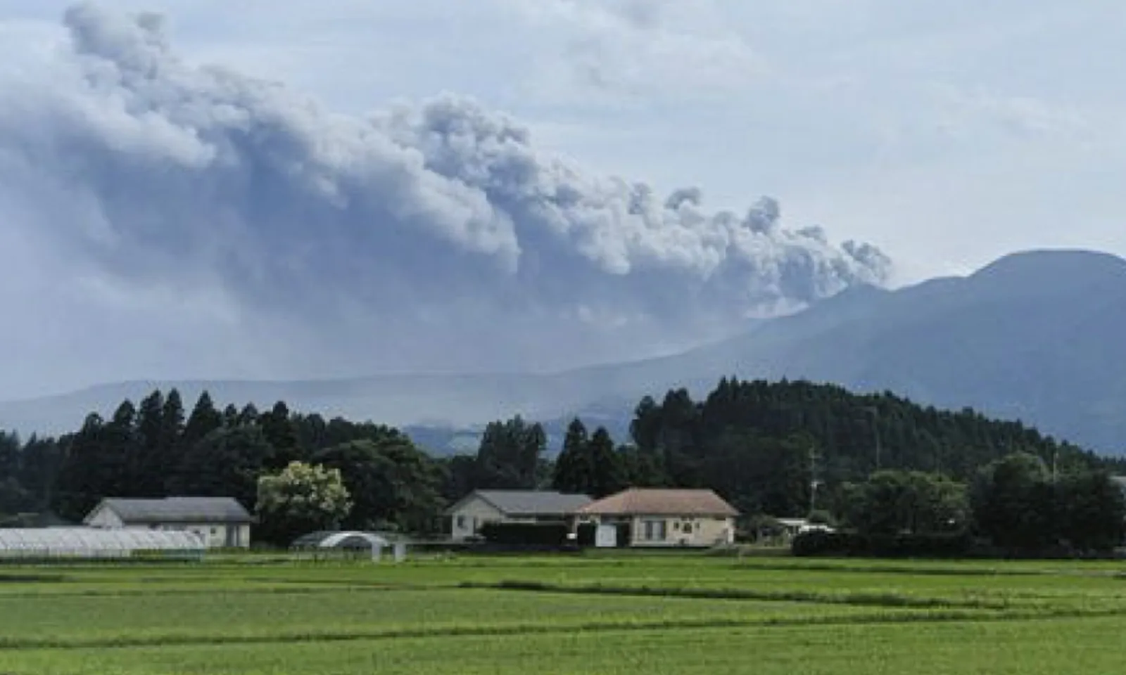 Núi Shinmoe ở Nhật Bản phun trào