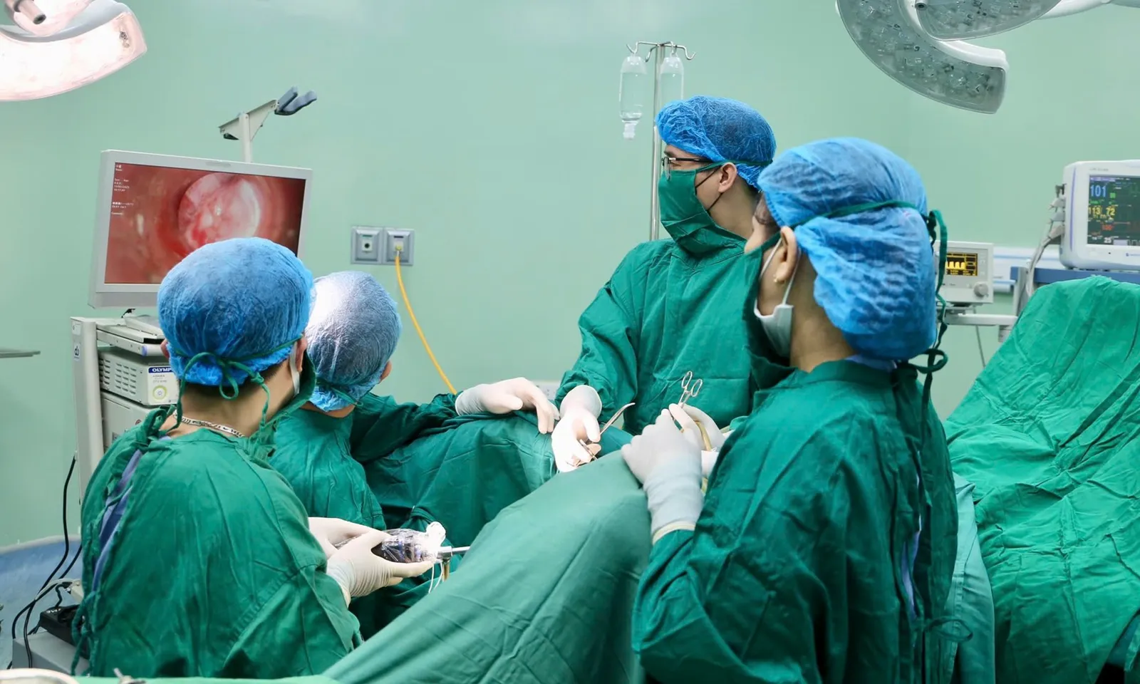 Bé gái có 2 tử cung, 1 quả thận