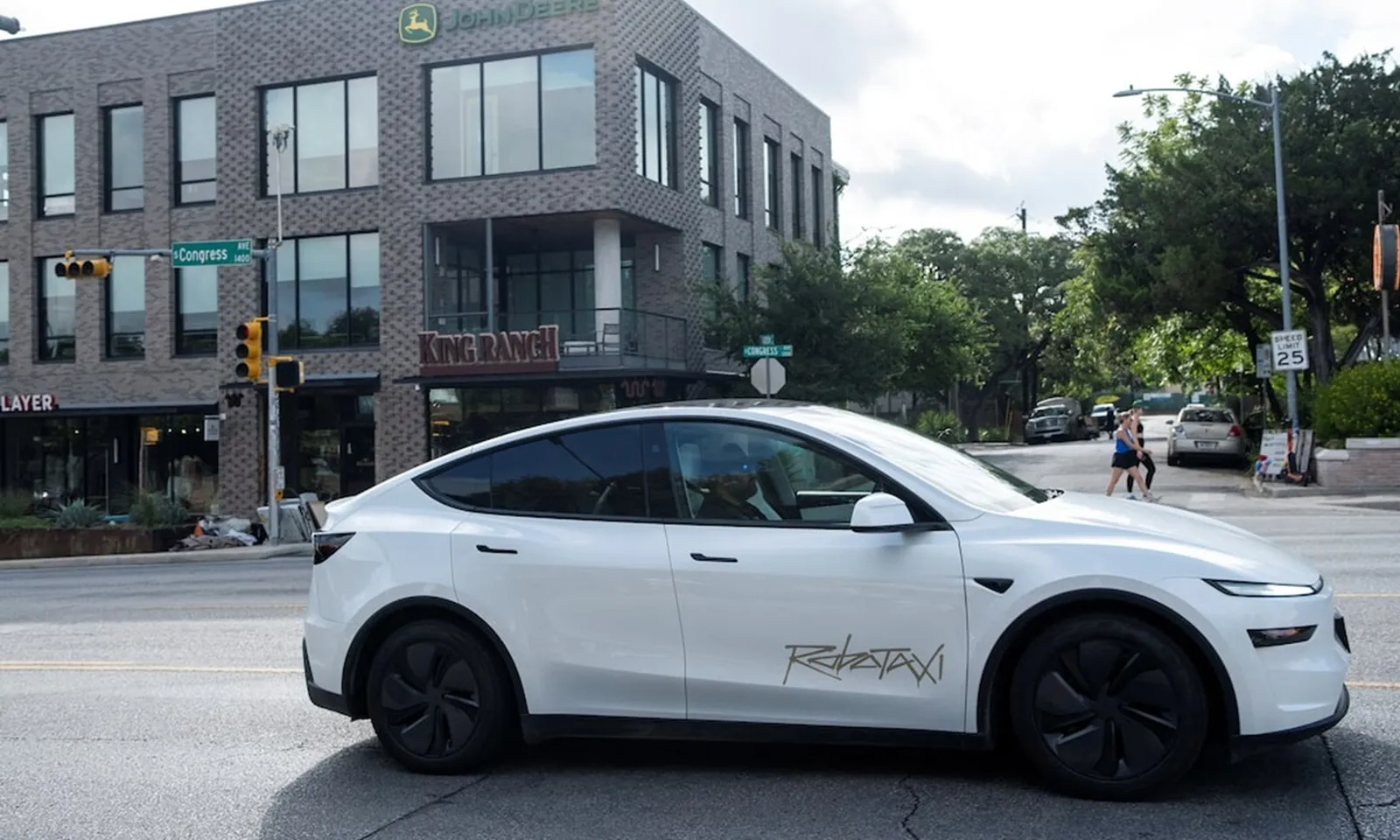 Tesla thử nghiệm xe taxi robot ở Texas
