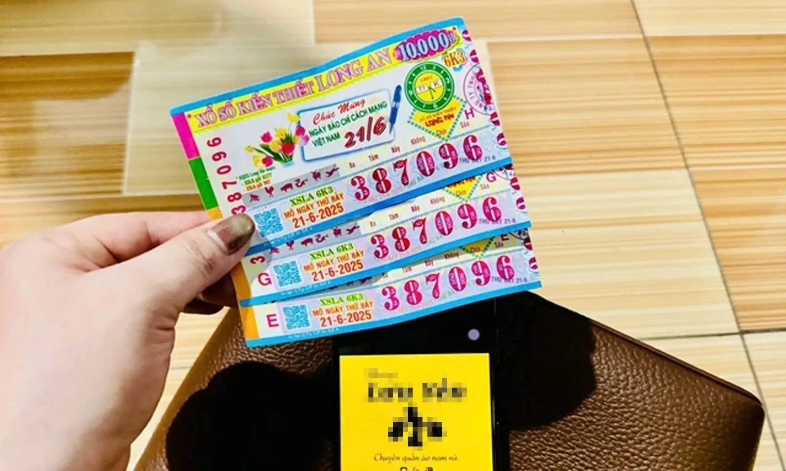 Mua vé số khi uống cà phê, người đàn ông bất ngờ trúng số tiền tỷ