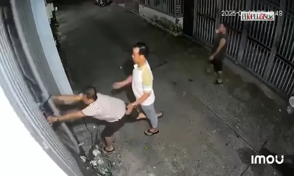 Cãi nhau vì karaoke ồn ào, nhóm thanh niên kéo sang nhà hàng xóm gây rối