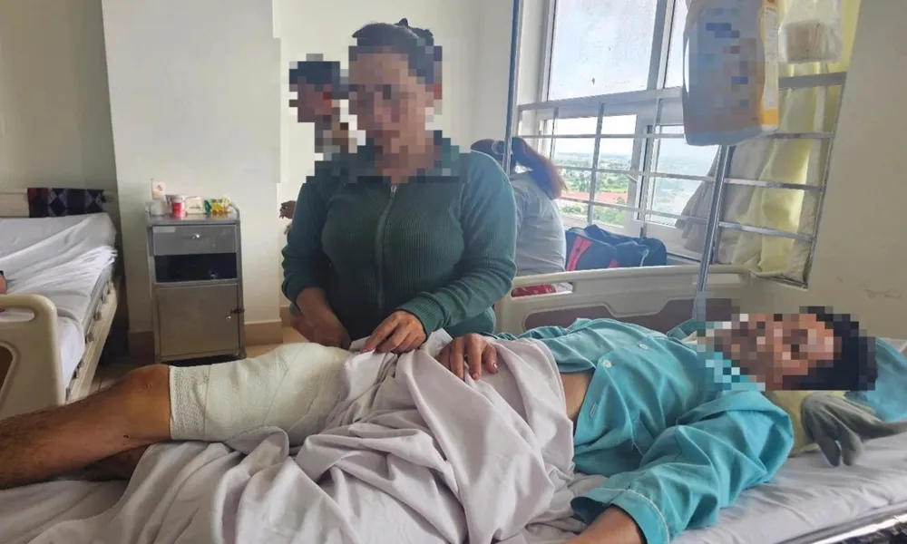 Người đàn ông dùng dao tấn công cả gia đình, sau đó ra trình diện công an