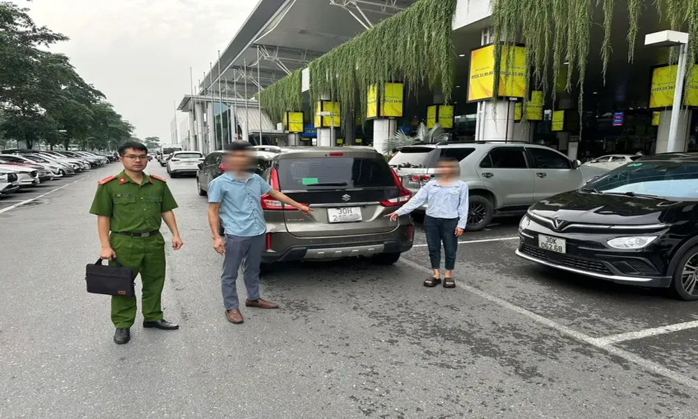 Taxi “dù” chặt chém 900 ngàn đồng tại Nội Bài, đôi nam nữ bị xử lý