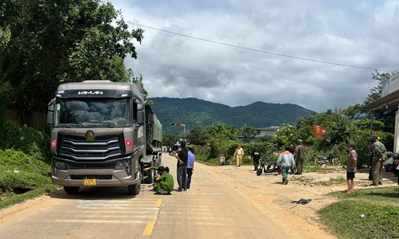 4 học sinh đi xe đạp điện thương vong sau va chạm xe đầu kéo