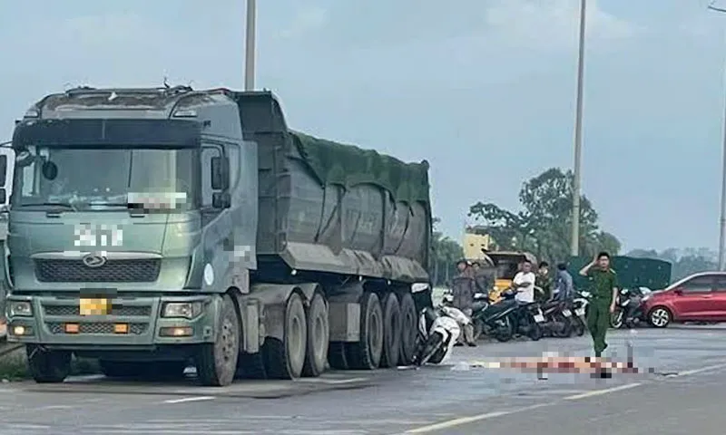 Đâm vào đuôi xe tải, người đàn ông đi xe máy tử vong thương tâm