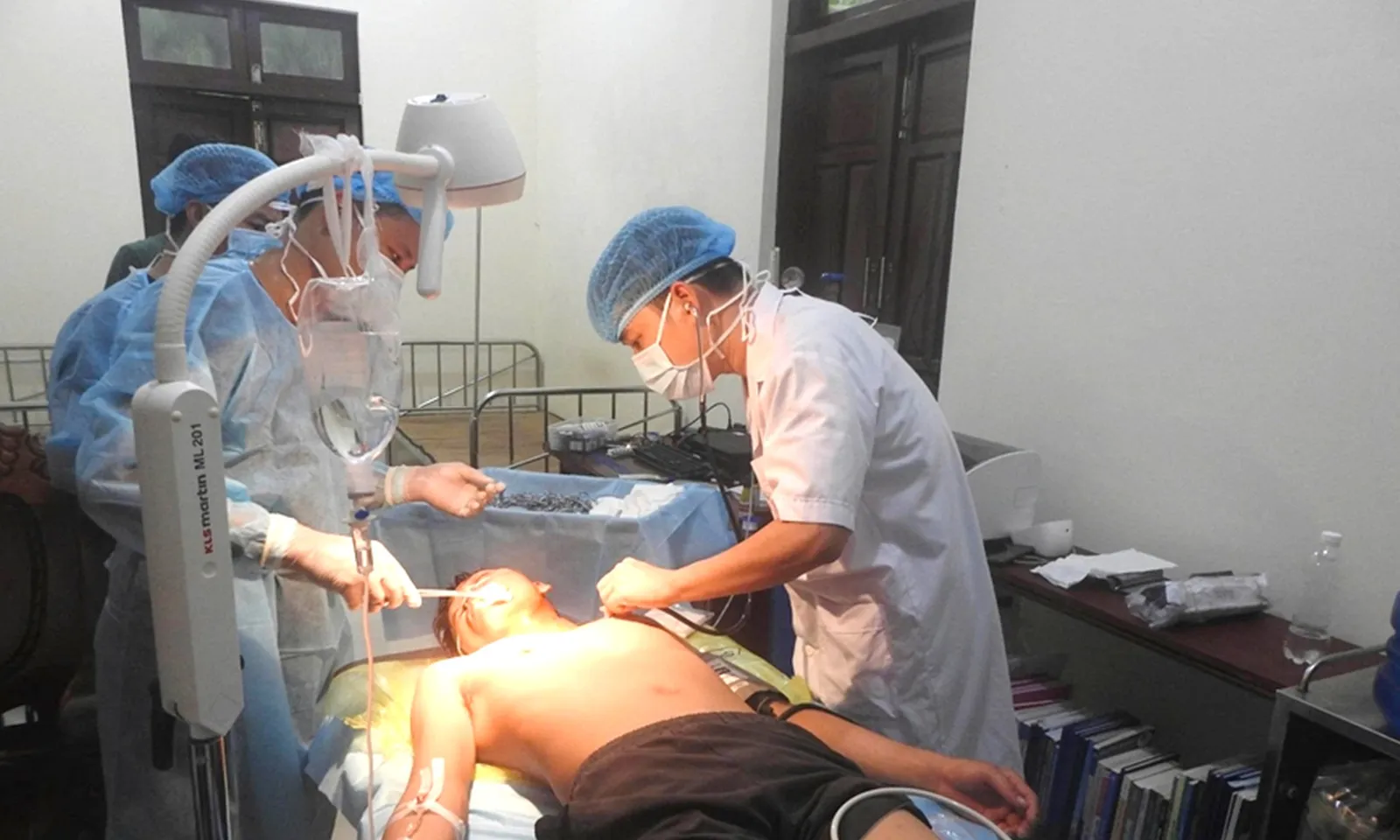 Cứu ngư dân bị cá kìm đâm vào cổ khi đang lặn biển