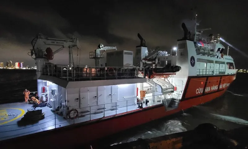Ngư dân Bình Định nguy kịch giữa biển, được cứu nạn khẩn cấp