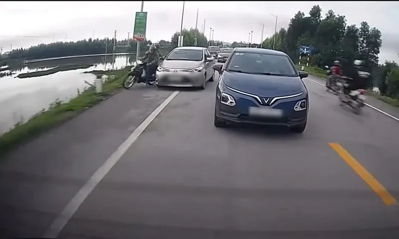 Hai ô tô giành đường ép xe máy té ngã