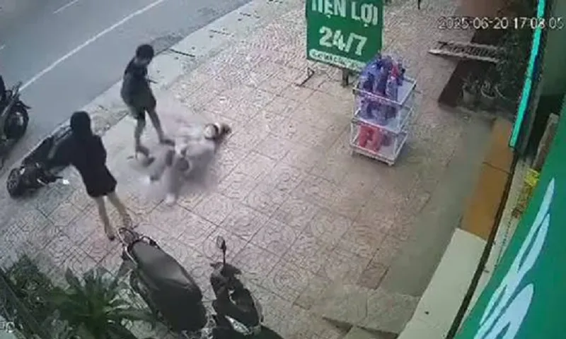 Bắc Giang: Bắt kẻ chặn xe, hành hung dã man hai nữ sinh giữa đường 