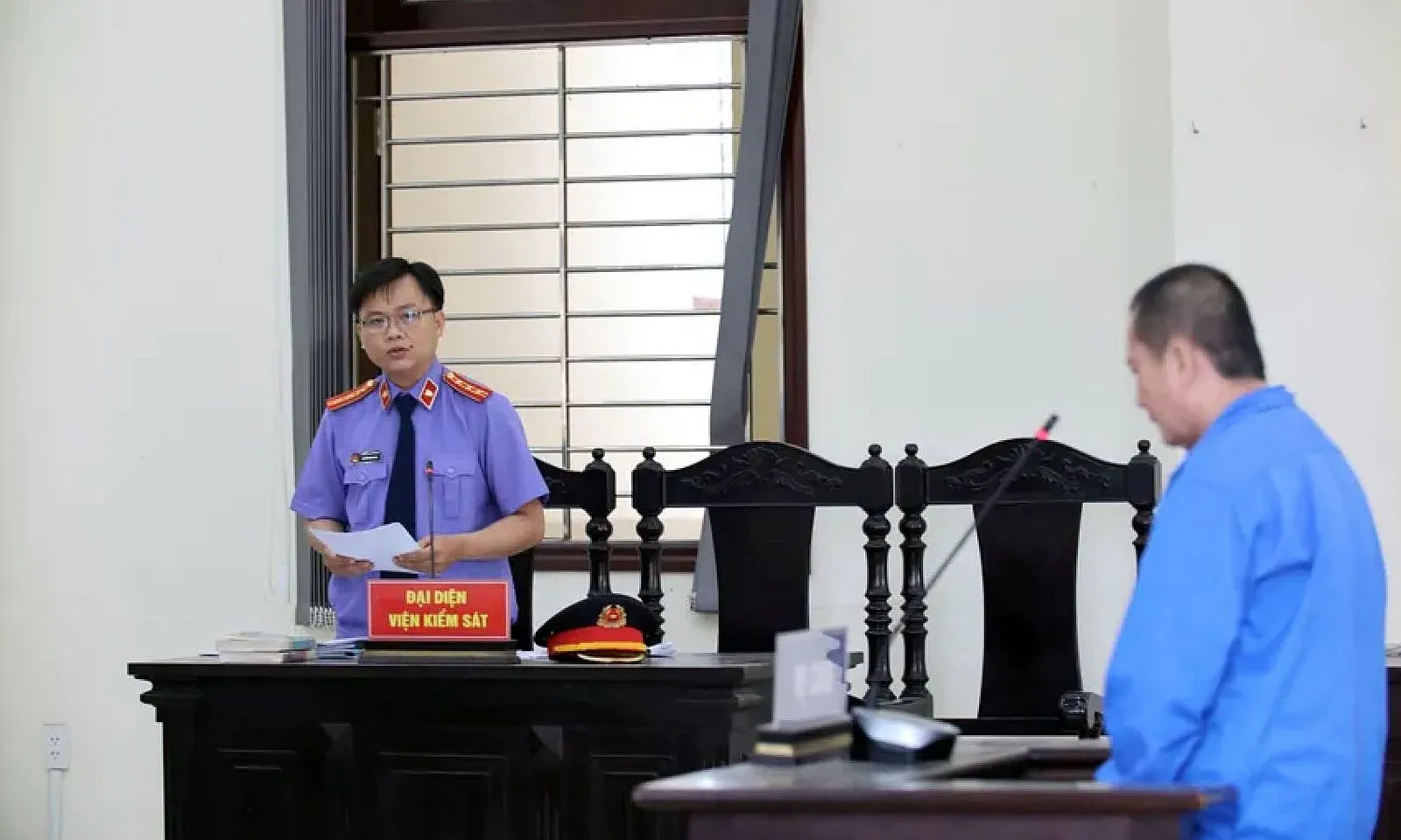 Mâu thuẫn nhỏ lúc say rượu, anh trai hai lần cầm dao tấn công em ruột 
