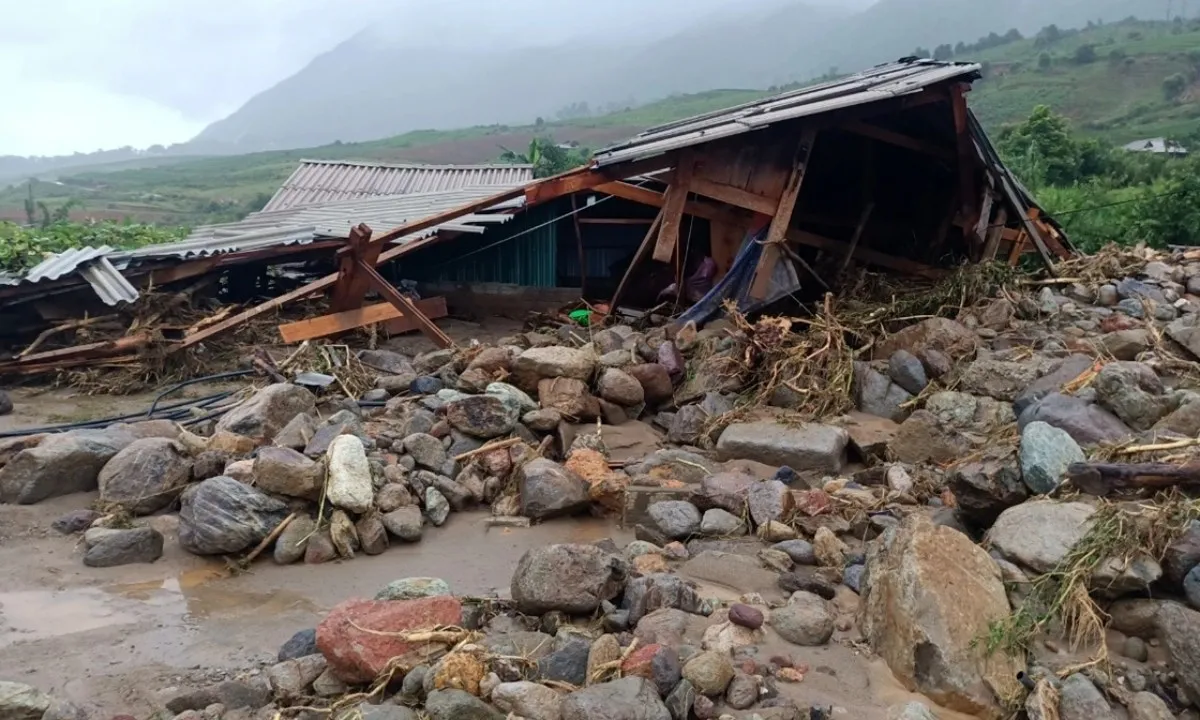 Miền Bắc oằn mình trong lũ: 7 người thương vong, hàng ngàn nhà cửa hư hỏng