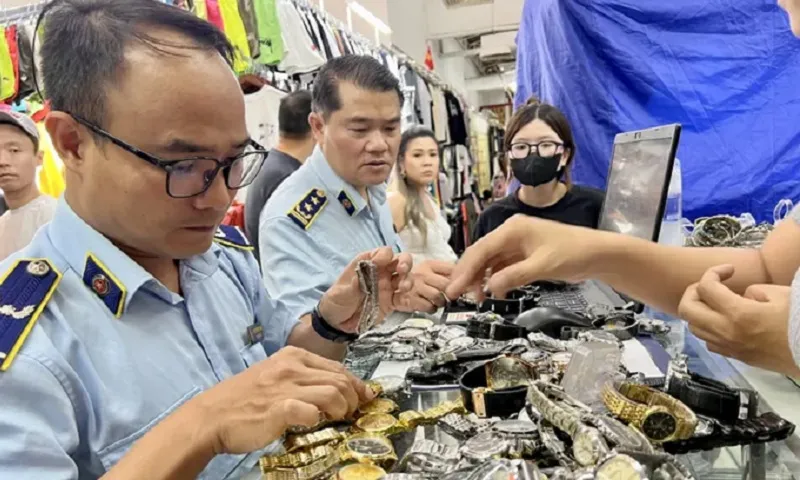 Lực lượng quản lý thị trường kiểm tra mặt hàng đồng hồ có dấu hiệu giả mạo tại trung tâm mua sắm Saigon Square -  Ảnh S