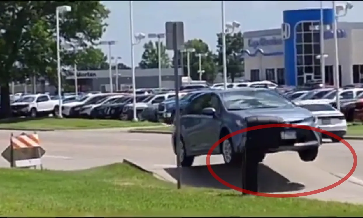 Video clip: Thời tiết nắng nóng gây nứt toác cả một đoạn đường ở Mỹ