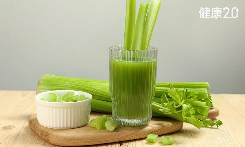 Nước ép cần tây giúp hạ huyết áp và giải độc