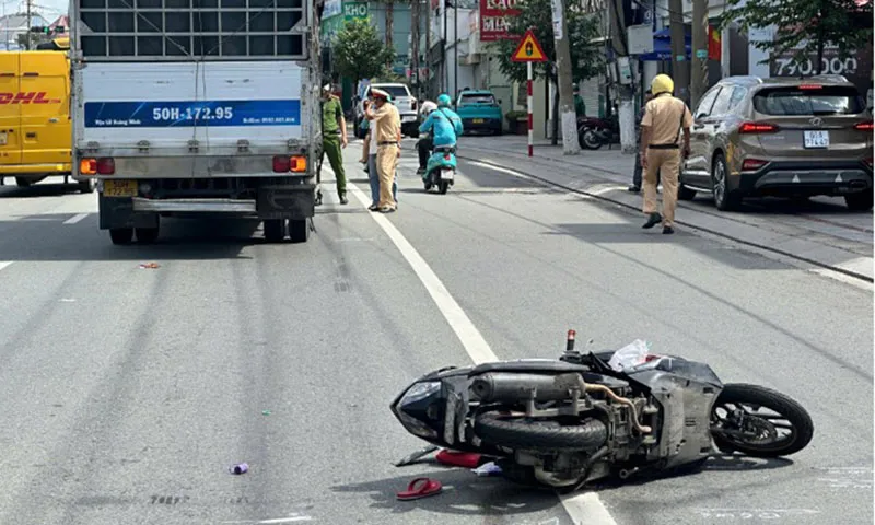 Xe máy va chạm xe tải, người phụ nữ đi xe máy tử vong
