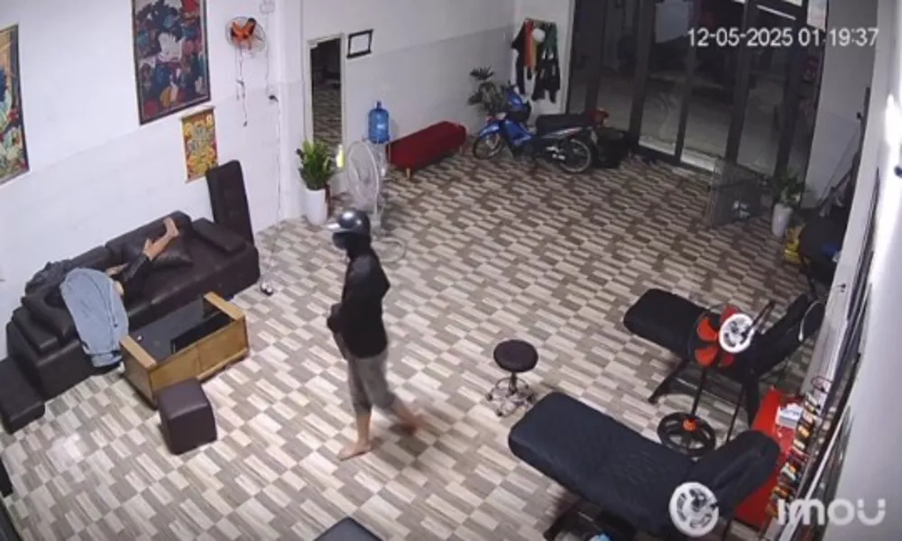 Kẻ trộm cầm dao đột nhập nhà dân giữa đêm, ngang nhiên lấy tài sản