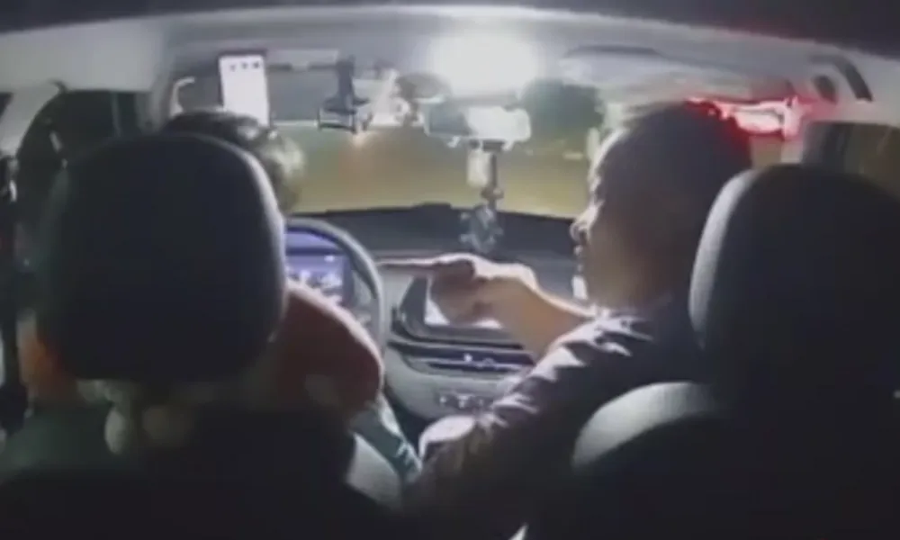 Hành khách hung hãn túm tóc, đấm vào mặt tài xế taxi công nghệ