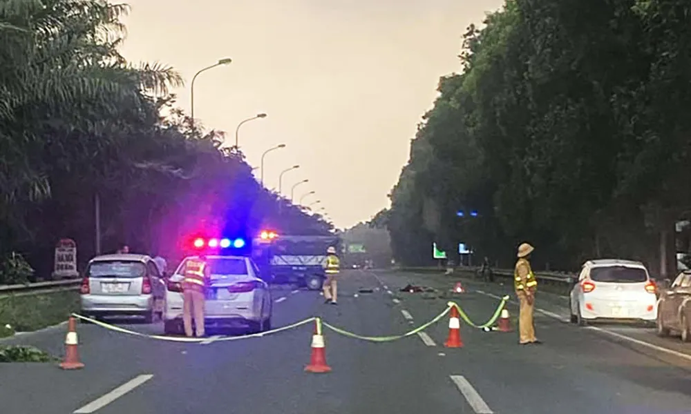 Tài xế xe máy tử vong trên Đại lộ Thăng Long: Nghi vấn đi ngược chiều trong làn cao tốc