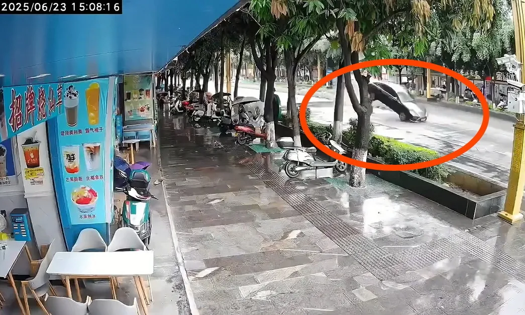 Video clip: Xe Lexus suýt bị nuốt chửng trong hố tử thần ở Vân Nam (Trung Quốc)