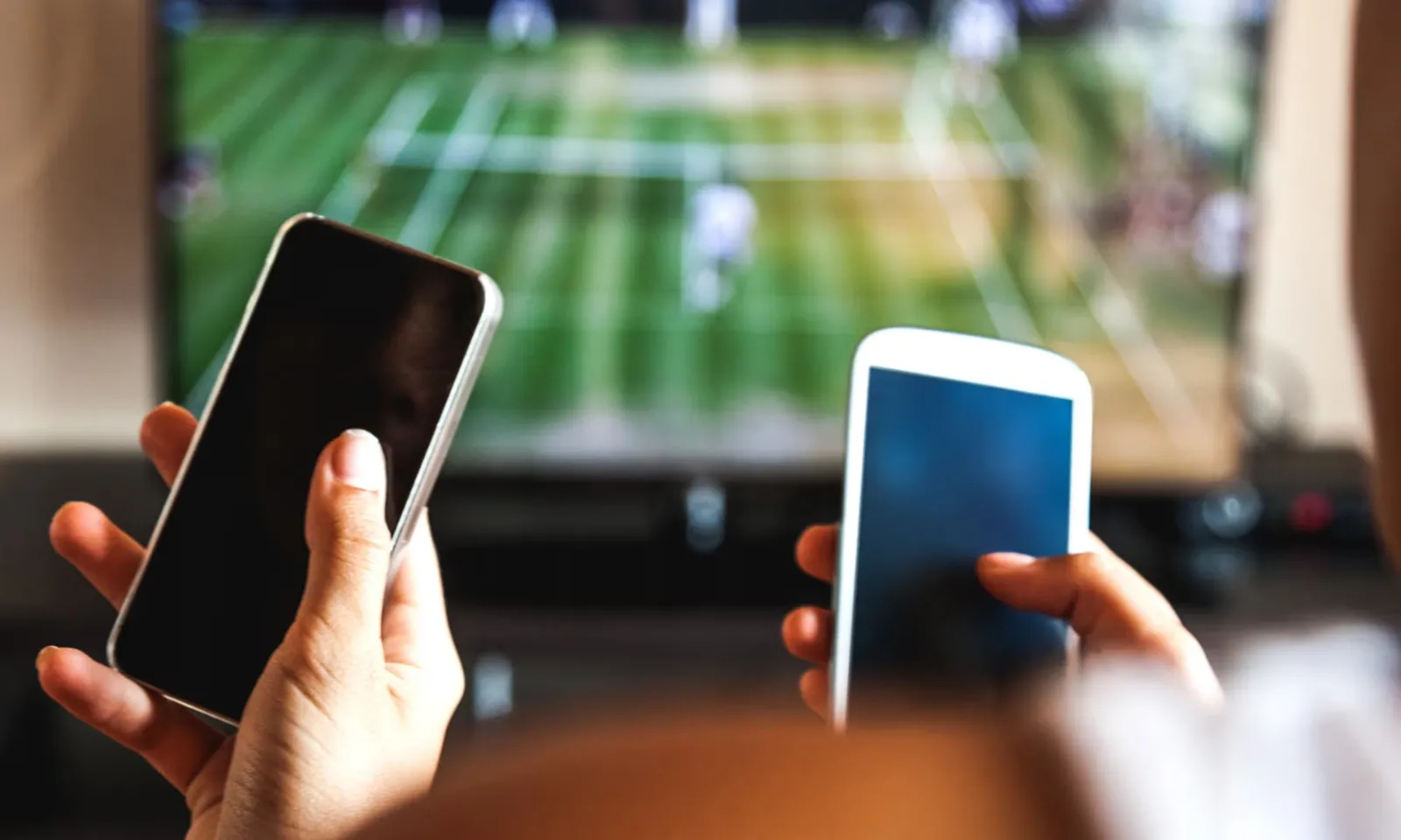 Người lớn ở Anh dành nhiều thời gian cho điện thoại hơn là xem TV