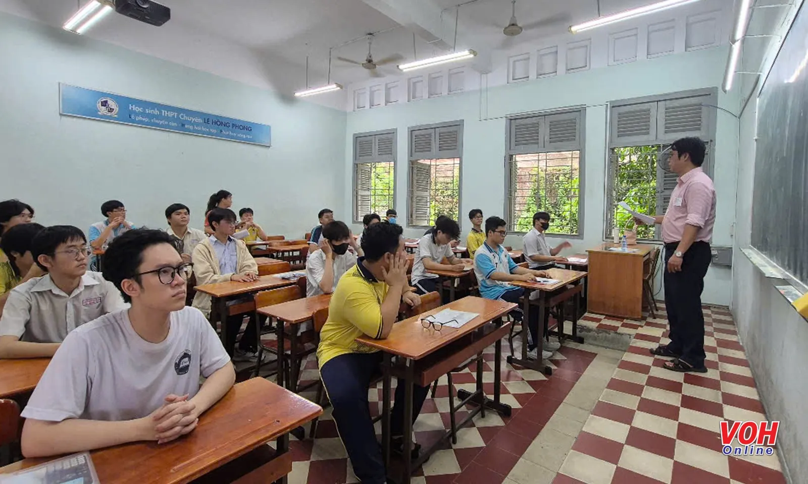 Thi tốt nghiệp THPT 2025: Thí sinh chuẩn bị kỹ lưỡng cho ngày thi đầu tiên