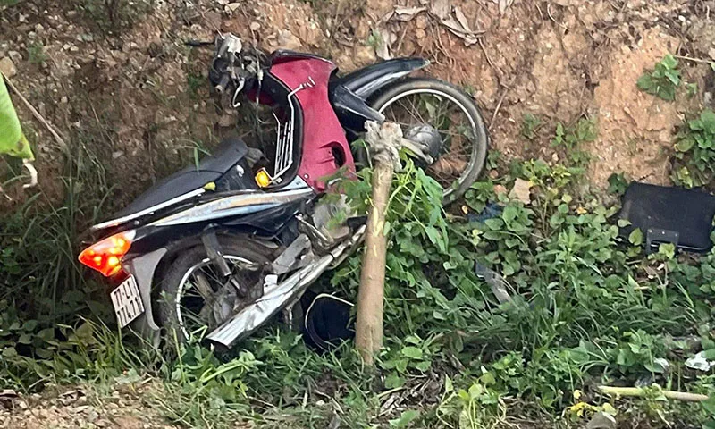 Chở con đi làm thủ tục thi tốt nghiệp THPT, cha tử vong, con bị thương