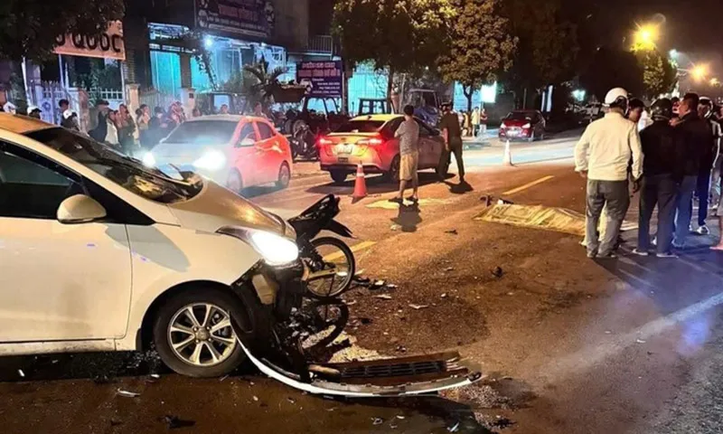 Hai học sinh chở nhau xe máy tử vong sau va chạm với ô tô trên quốc lộ 14