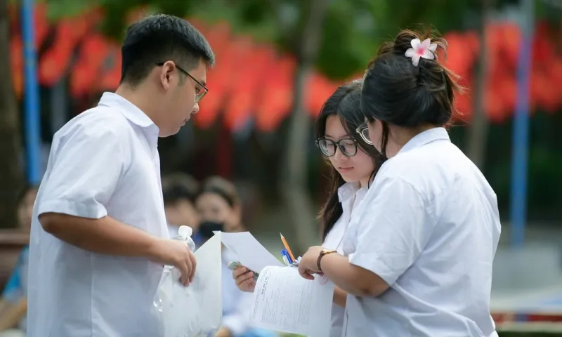 Thí sinh bắt đầu thi môn văn kỳ thi tốt nghiệp THPT 2025