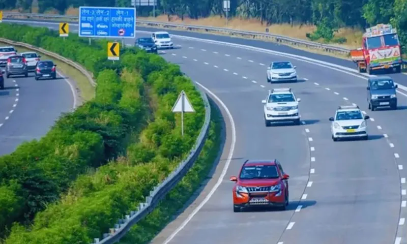 Ôtô chạy trên đường cao tốc Mumbai-Pune. Ảnh TOI