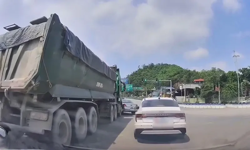 Rẽ trái vào điểm mù, ô tô tập lái bị xe ben đụng gãy càng, móp thân