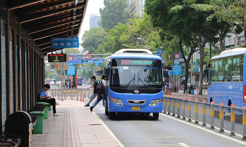 TPHCM: Tổ chức xe buýt đưa đón người đi làm sau sáp nhập