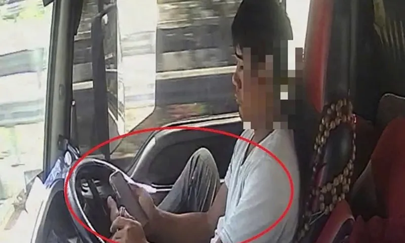 Tài xế container tay cầm điện thoại, dùng chân lái xe bị xử phạt 5 triệu đồng